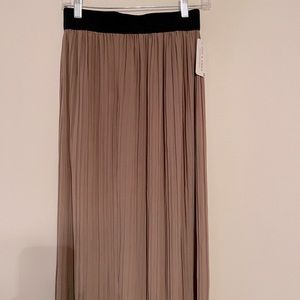 New Jon & Anna Skirt Size M Pleated Black NWT